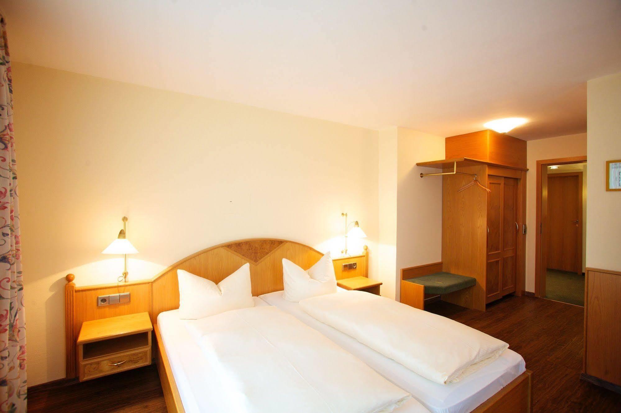 Hotel & Restaurant Dornweiler Hof Illertissen Esterno foto